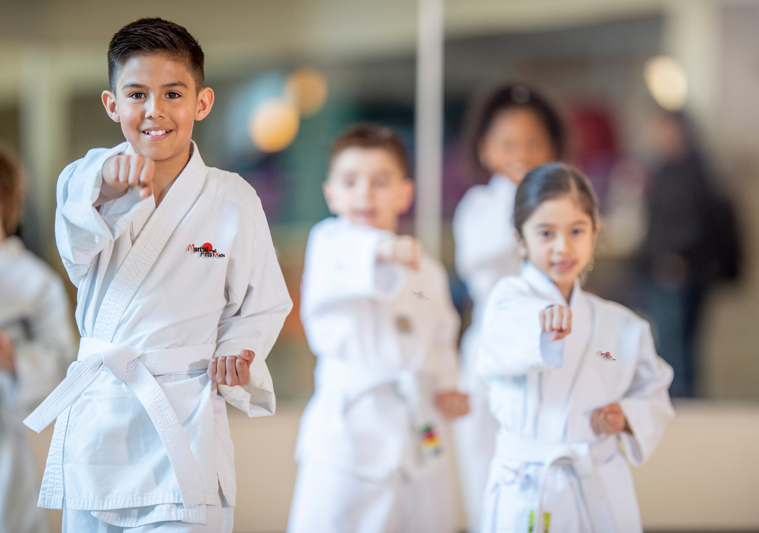 Mehrere Kinder trainieren in einer typischen Karate Pose