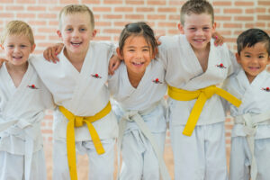 Eine Gruppe von Kindern umarmt sich glücklich nach dem Training