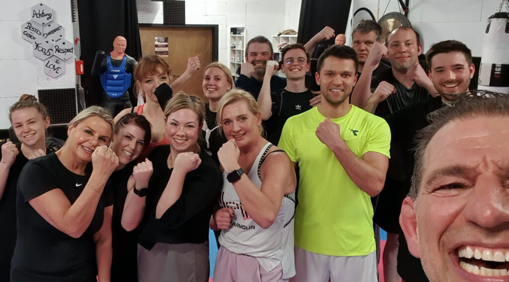 Eine Gruppe von glücklichen Menschen nach dem Training