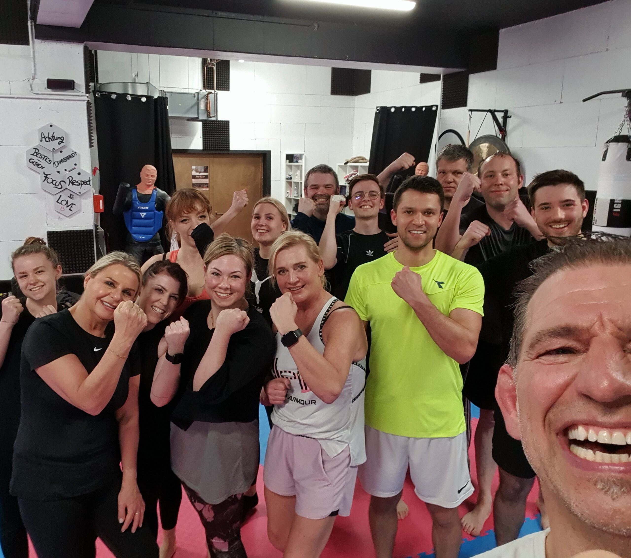 Eine Gruppe von glücklichen Menschen nach dem Training