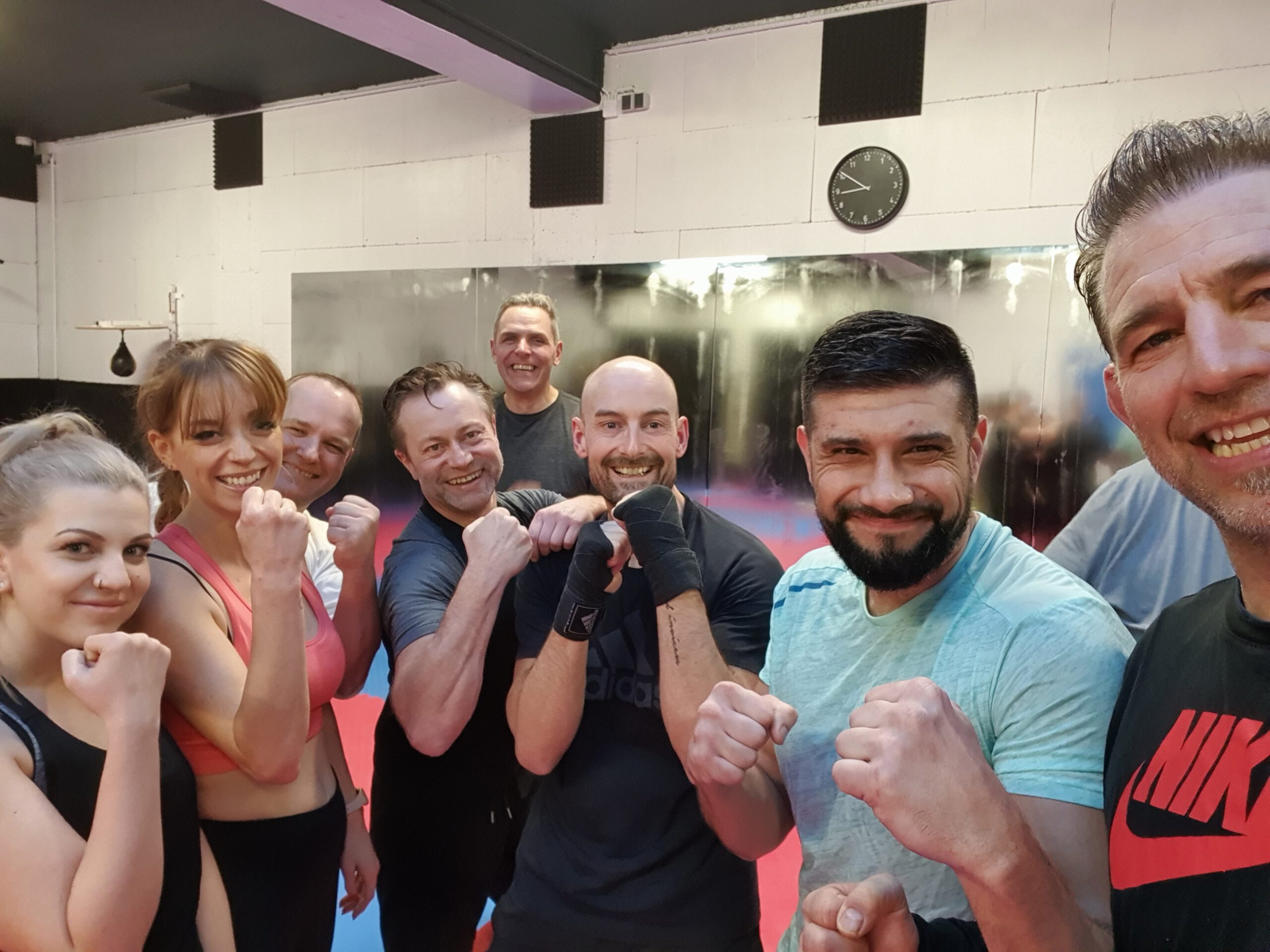 Eine Gruppe von glücklichen Menschen nach dem Training